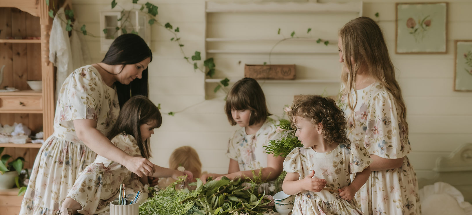 Vintage garden - håndmalteblomsterkjolerfor kvinner og barn fra By Agata Galusz