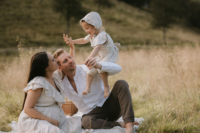 Familiefotografering i Bergen utendørs – naturlige øyeblikk med barn og foreldre i mykt lys