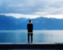 Man Blick auf die Berge Out