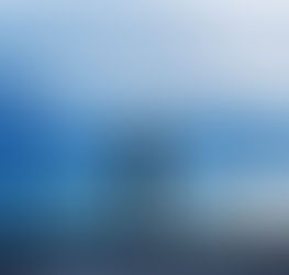 hombre mirando hacia el horizonte enfrente de montañas