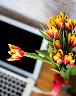 Ordinateur portable et fleurs