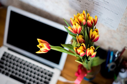 Laptop und Blumen