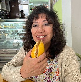 Lupe con una salteña.jpg