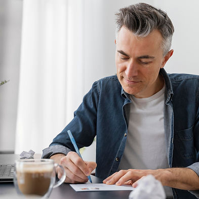 portrait d'un homme qui écrit une lettre