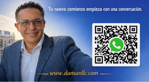 Hombre sonriendo con fondo urbano y código QR de WhatsApp en tarjeta de negocios