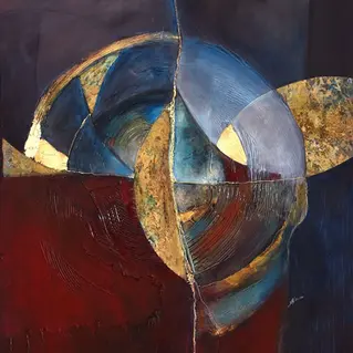 Dipinto astratto di Laura Alunni caratterizzato da una frattura verticale centrale, forme sferiche intersecanti nei toni del blu e del rosso intenso, foglia d'oro testurizzata e inserti in rame ossidato.