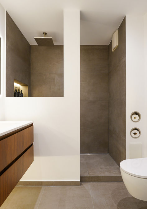 Ansicht WC, Waschtisch und Walk-In- Dusche im Duschbad Winterhude