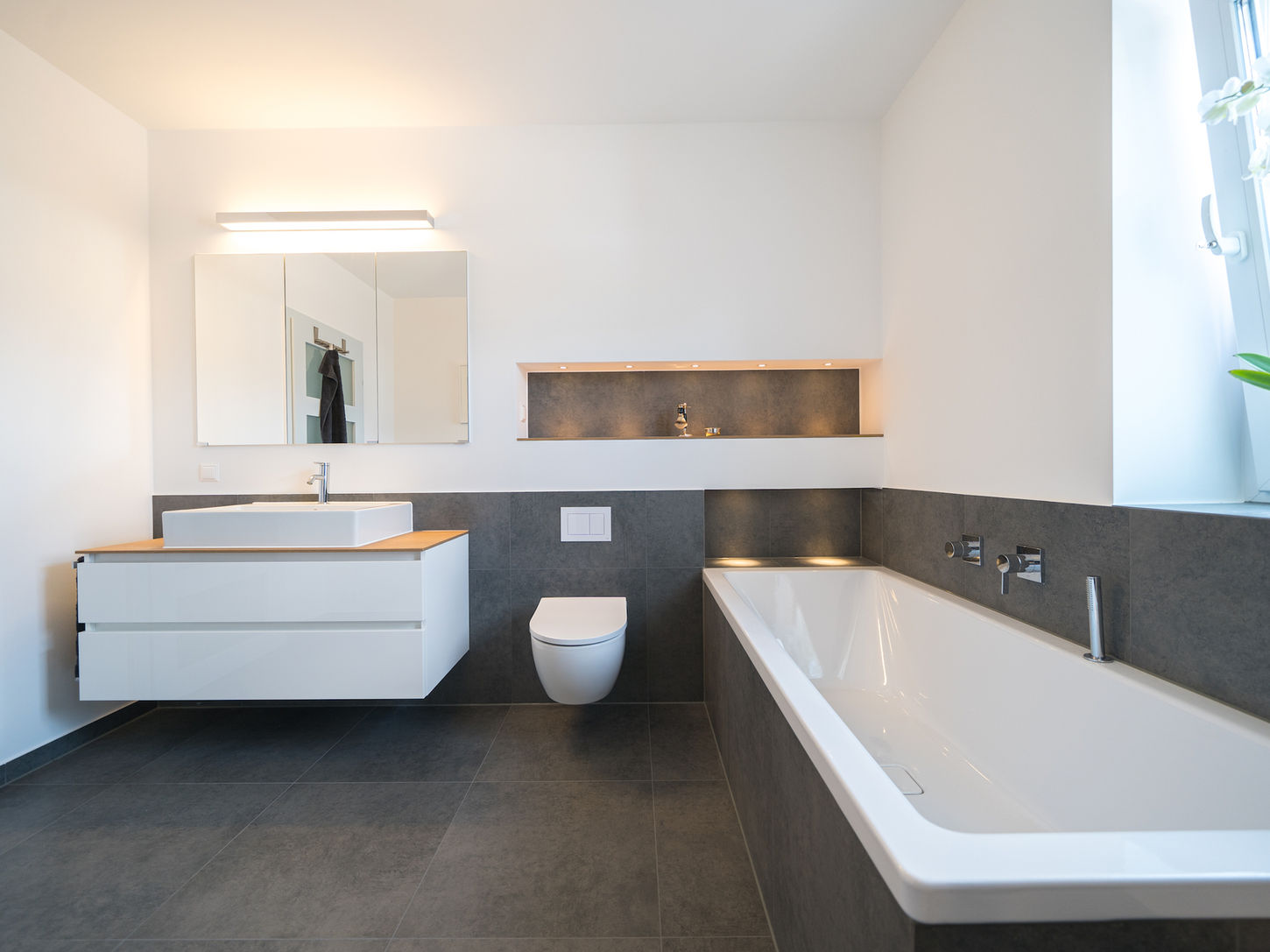 Ansicht Waschtisch, WC, Badewanne im Wannenbad Norderstedt