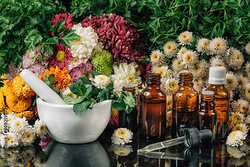 AdobeStock_408219872_ Hmäopathisches Öl mit Blumen im Hintergrund