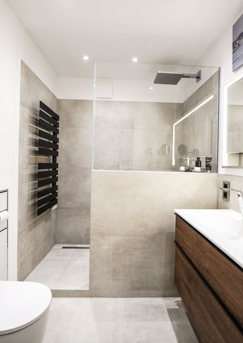 Ansicht Waschtisch, Dusche und WC im Duschbad Poppenbüttel