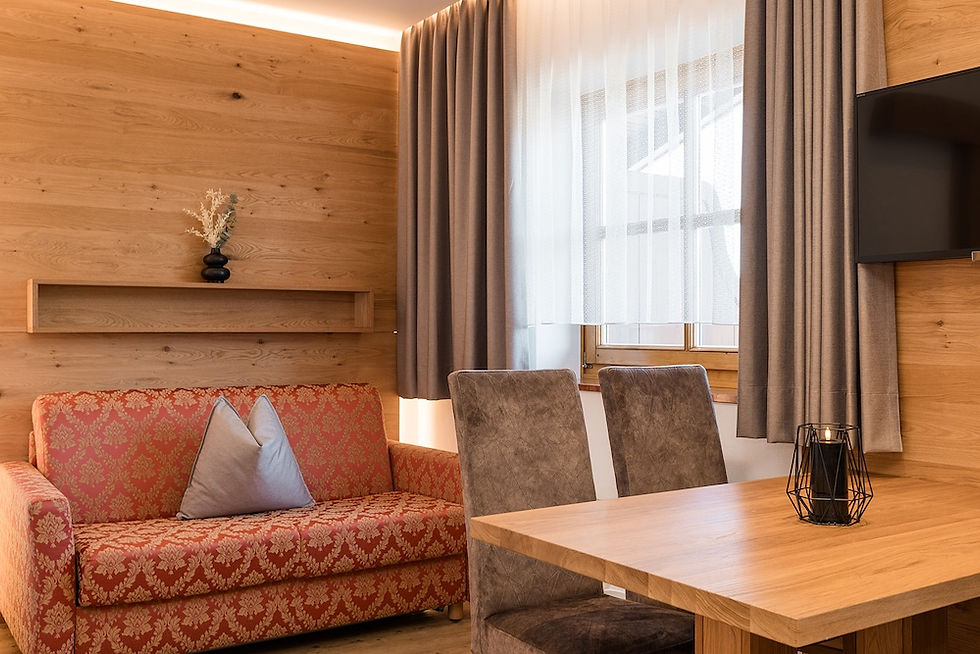 Florian Apartments Sofa und Essbereich mit Fernseher