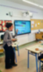Sevi beim Vorlesen in Schule