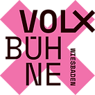 Rosa X auf weißem Grund mit der Aufschrift "Wer ist die Volxbühne Wiesbaden"