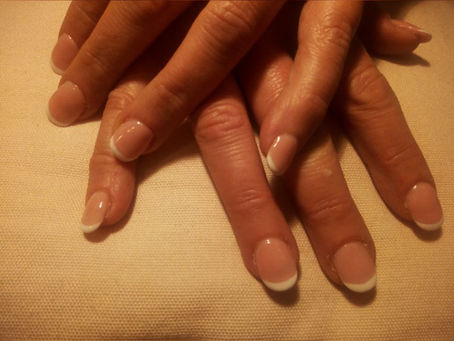 Happy ! Pour ce sentir belle jusqu'au bout des ongles : optez pour une pose de gel ! Ici version