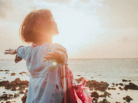 mujer disfrutando del sol en la playa