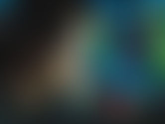 정보 부족으로 불안함을 느끼는 한국인 여성 트레이더의 초기 장면