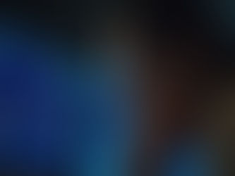 하락하는 차트를 바라보는 30대 한국 여성 트레이더의 불안한 모습, 마진콜 징후를 상징