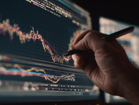 국내선물옵션 차트를 분석하며 손절라인을 설정하는 트레이더의 진지한 모습