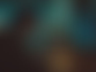 소액 계좌로 해외선물 시장을 시작하며 조급함과 불안을 느끼는 초보 트레이더의 모습