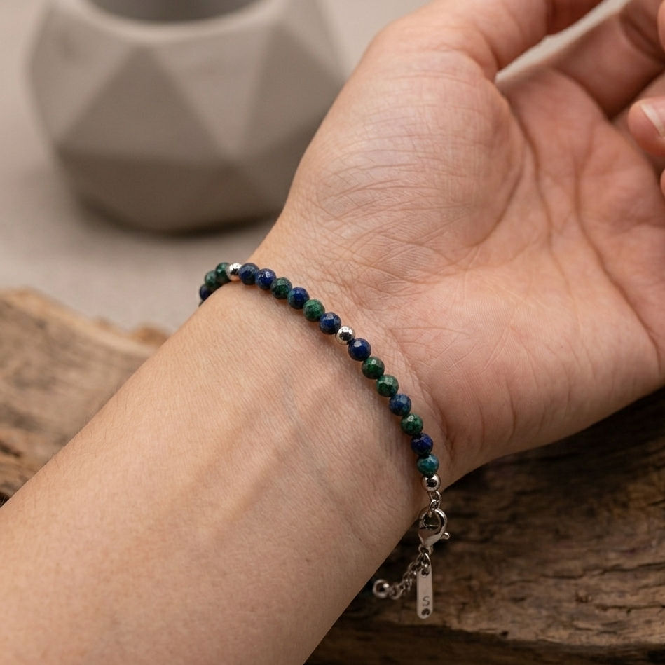 Miniaturbild: Celestara Edelsteinarmband mit Chrysokoll am Handgelenk von Neyla Étoile