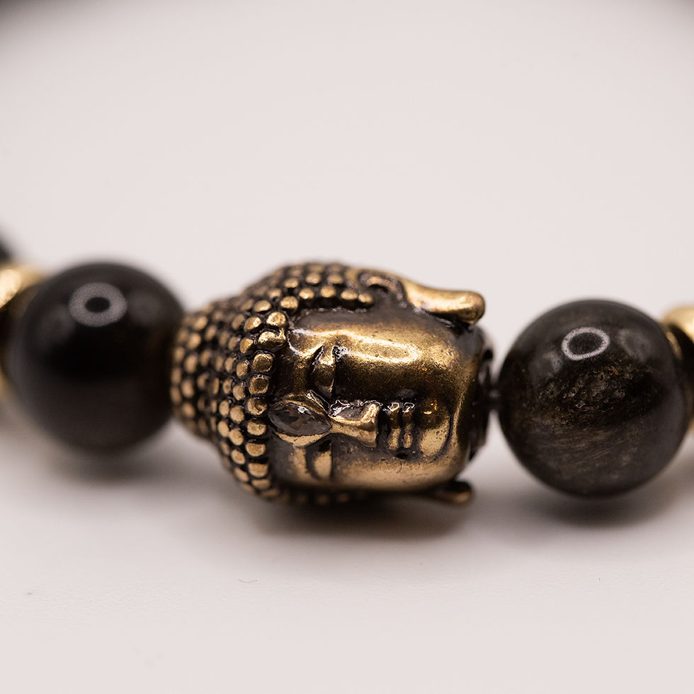 Miniaturbild: Detailaufnahme des Buddha-Elements aus Messing mit Zirkonia auf goldenem Obsidian Edelsteinarmband