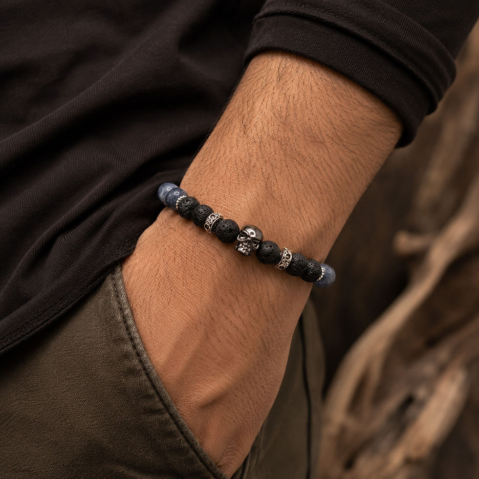 Herrenarmband aus Lavastein, Koralle und Edelstahl-Totenkopf getragen am Handgelenk