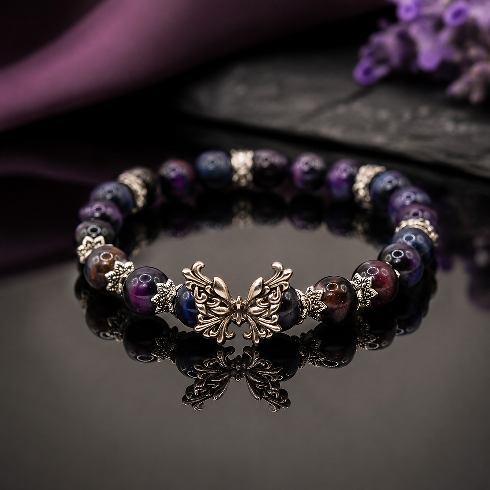 Handgefertigtes Edelsteinarmband mit violettem Tigerauge und Schmetterling aus 925 Silber auf dunklem Hintergrund.