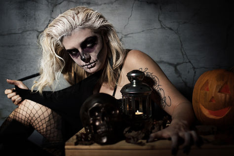 Dark-Art-Portrait einer Frau mit Totenkopf-Dekoration