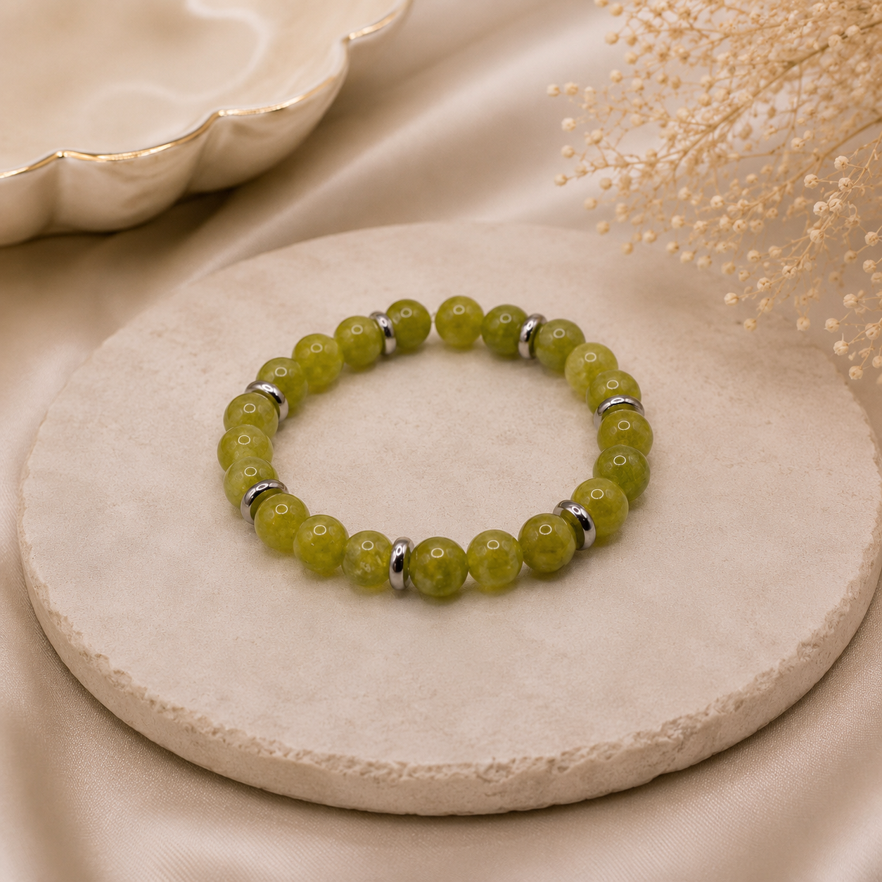 Kinder Edelsteinarmband aus natürlichem Peridot mit Edelstahlelementen.