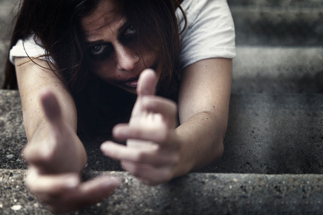 Inszeniertes Horror-Portrait einer Frau mit ausgestreckten Händen