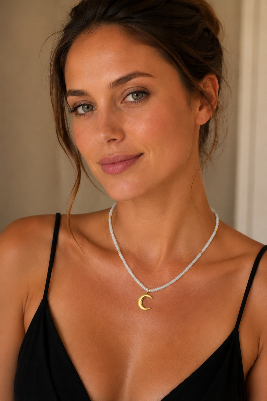 Model trägt handgefertigte Bergkristall Halskette mit vergoldetem Mondanhänger.