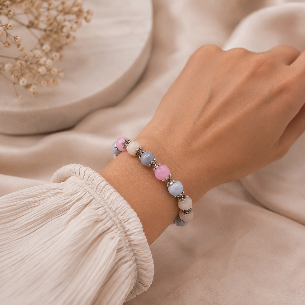 Morganit Edelsteinarmband getragen am Handgelenk in elegantem, femininem Stil.
