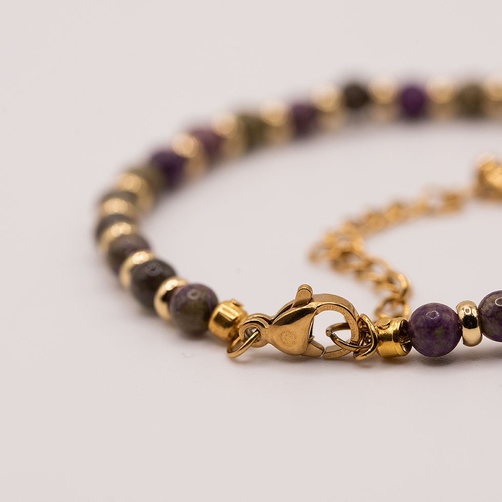 Thumbnail: Detailaufnahme des Velvet Eclipse Edelsteinarmbands mit afrikanischem Stichtit, 18k Gold Filled Rondellen und verstellbarem K