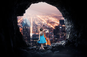 Surreales Composing mit Frau und Stadtlandschaft