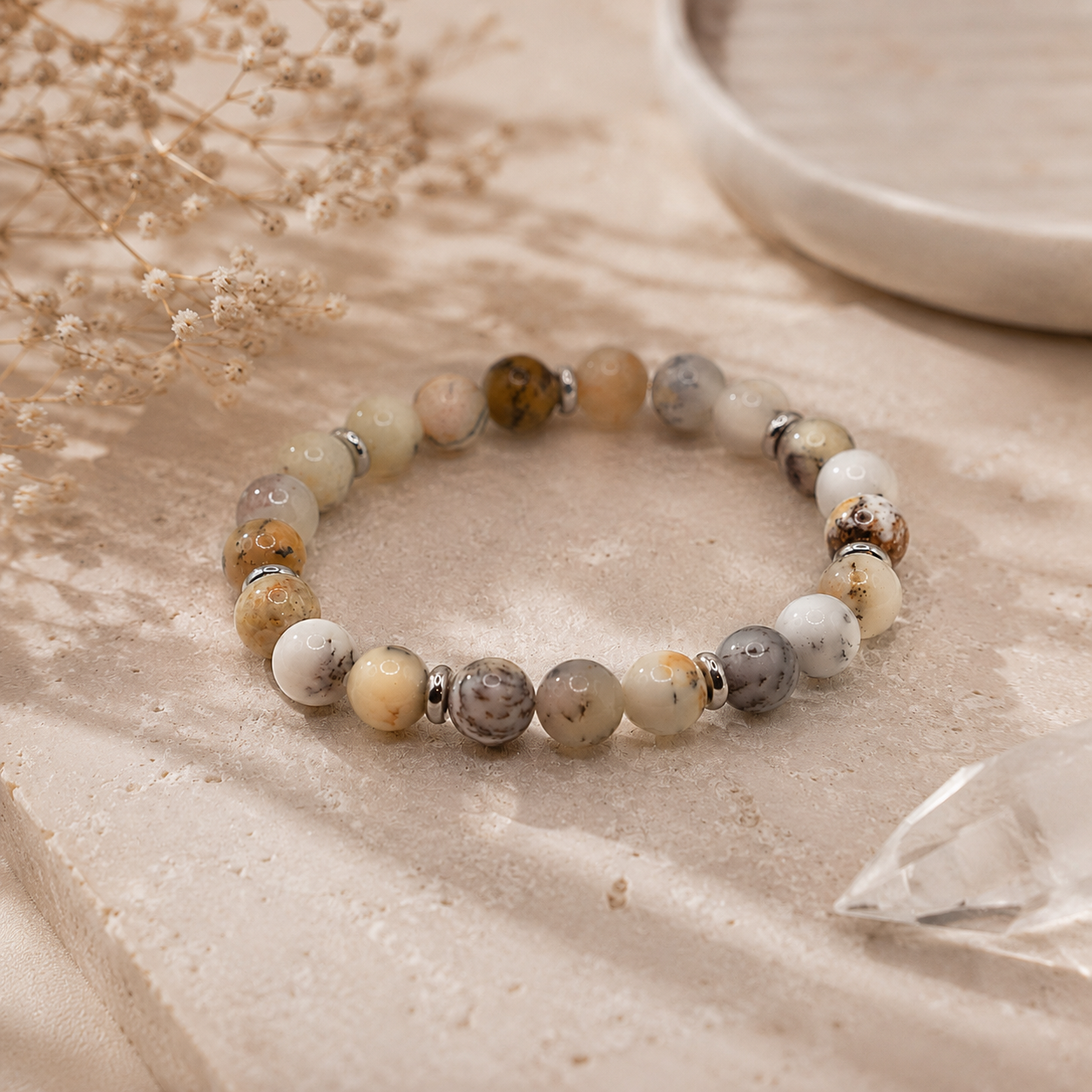 Edelsteinarmband mit natürlichen Dendrit-Opal-Perlen auf edlem, hellem Hintergrund.