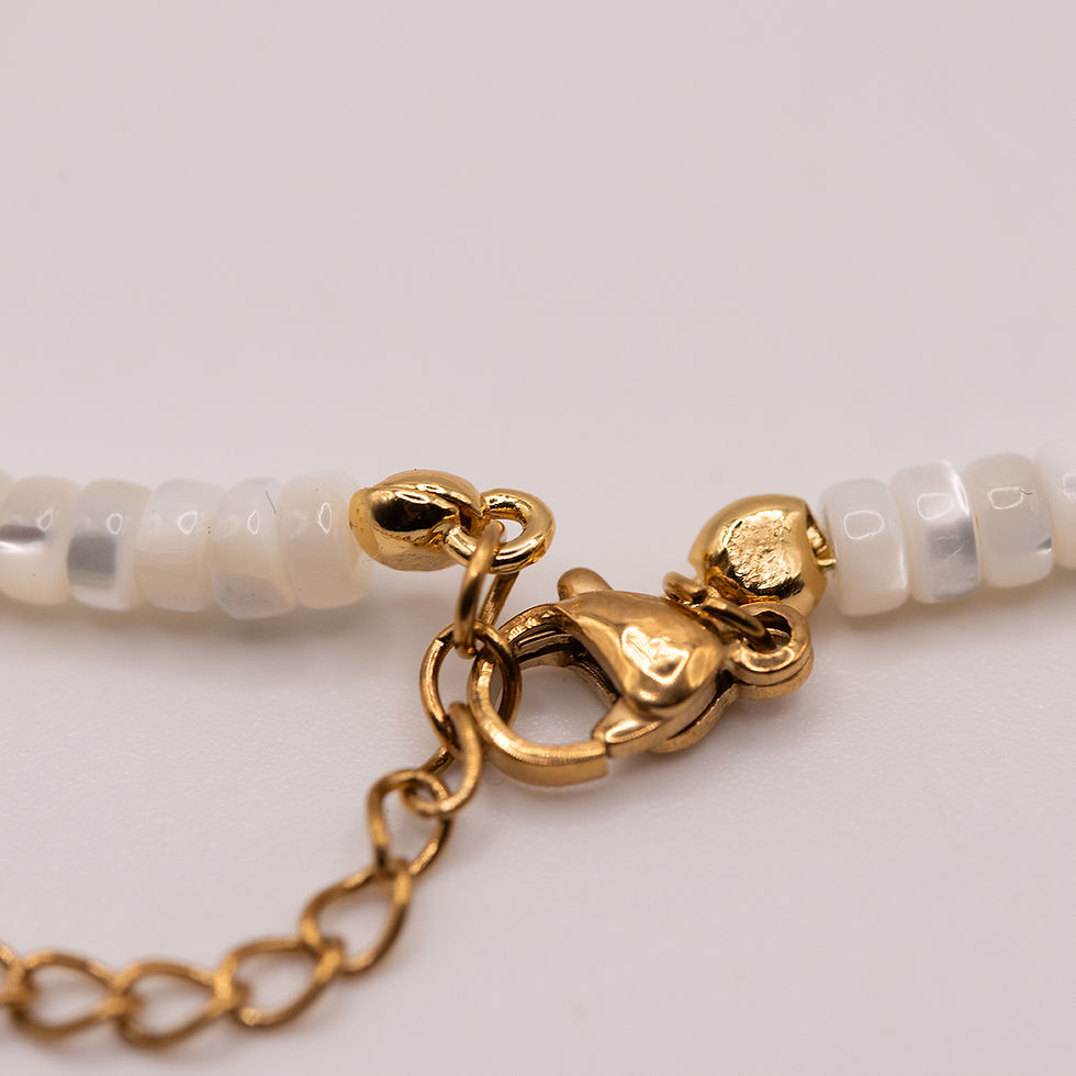 Miniaturbild: Goldfarbener Edelstahlverschluss des Ivory Whisper Edelsteinarmbands von Neyla Étoile