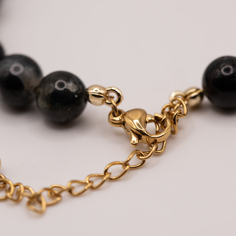 Miniaturbild: Makroaufnahme des 18k Gold Filled Verschlusses von Azure Noir