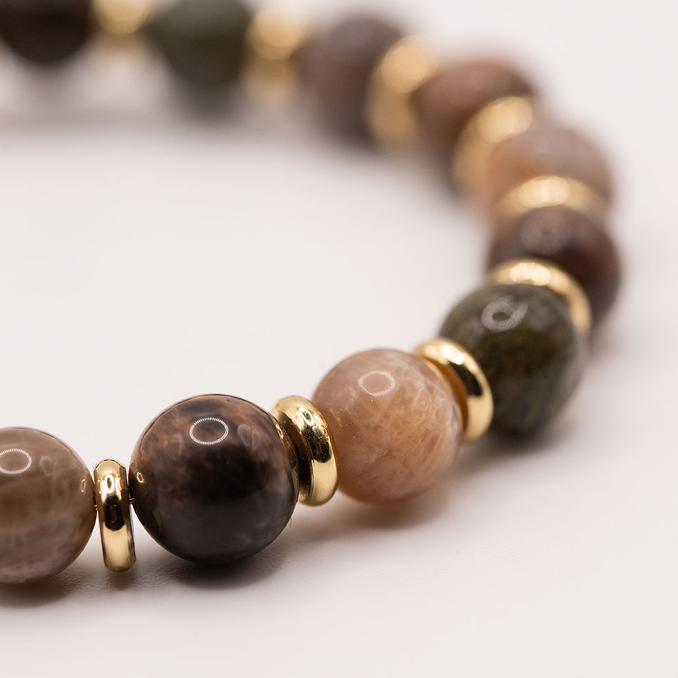 Thumbnail: Nahaufnahme der natürlichen Sonnenstein-Perlen und der hochwertigen 18k Gold Filled Zwischenelemente des Golden Horizon Edels
