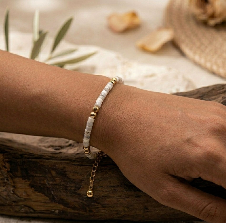 Miniaturbild: Ivory Whisper Edelsteinarmband mit weissen Perlen am Handgelenk von Neyla Étoile