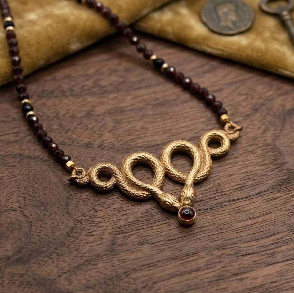 Serpent of Ra Edelsteinhalskette mit Granat und Spinell