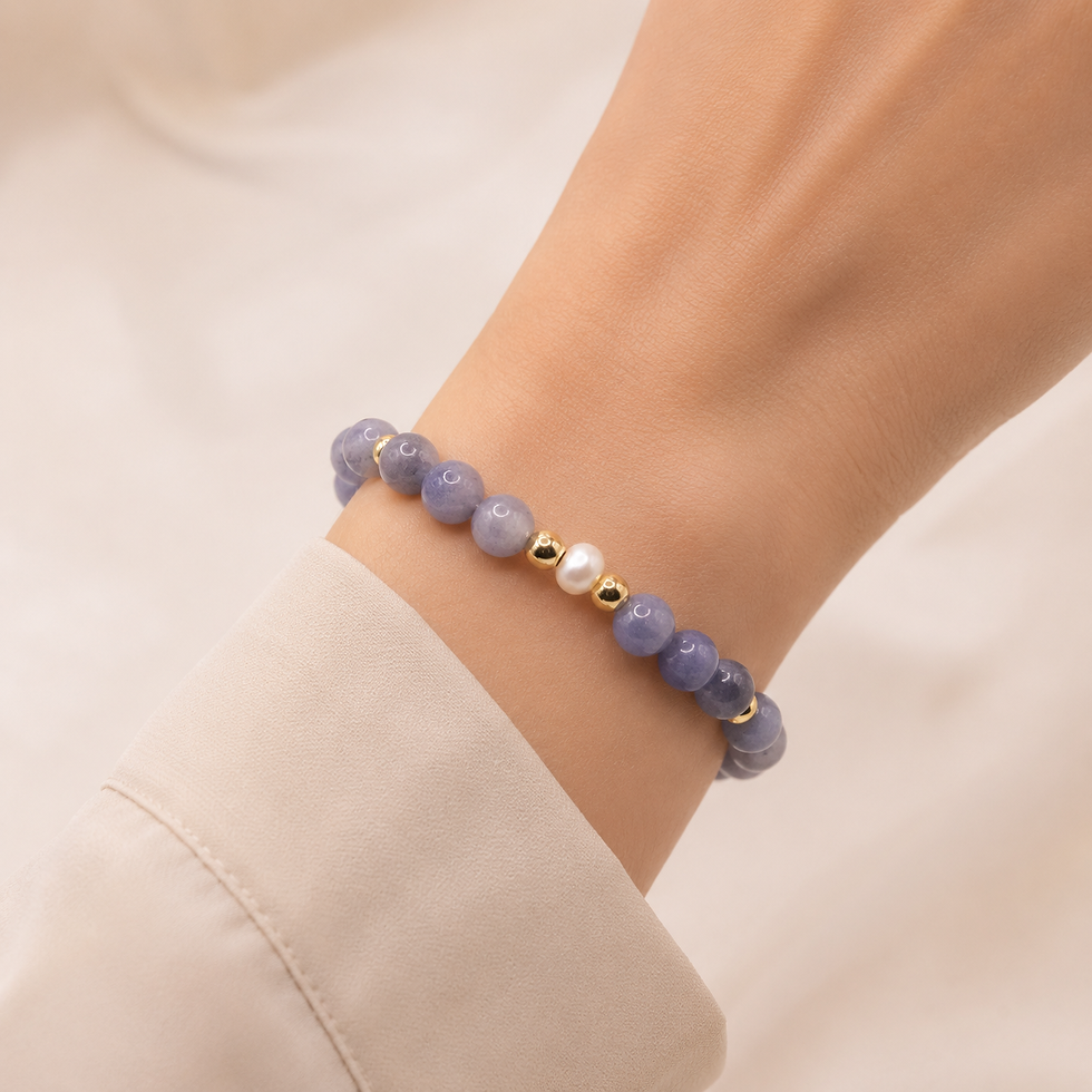 Edelsteinarmband mit Tansanit und echter Süsswasserperle elegant am Handgelenk getragen.