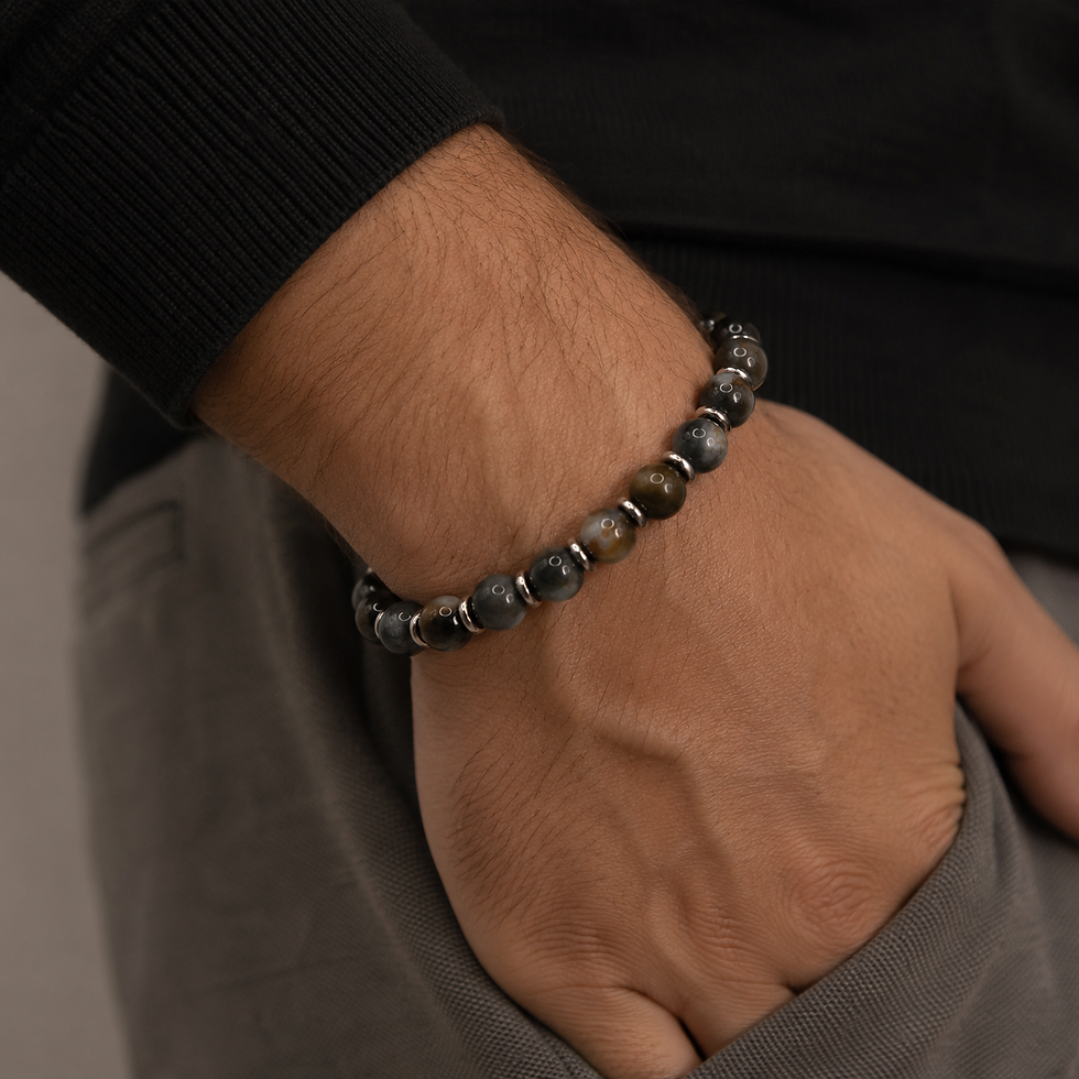 Miniaturbild: Männliches Handgelenk mit Falcon Dusk Falkenauge Edelsteinarmband mit Edelstahl