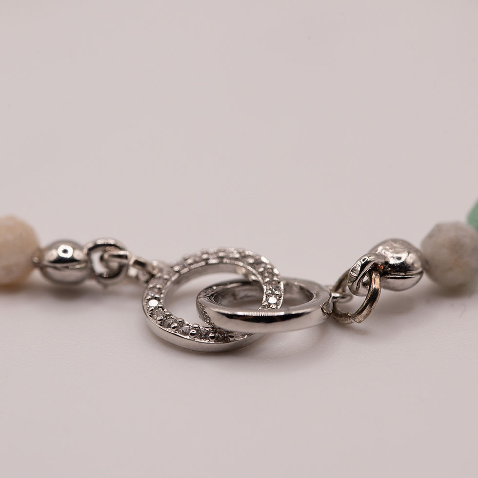 Miniaturbild: Detailaufnahme des Celestia Bloom Edelsteinarmbands mit Amazonit und Edelstahl-Details