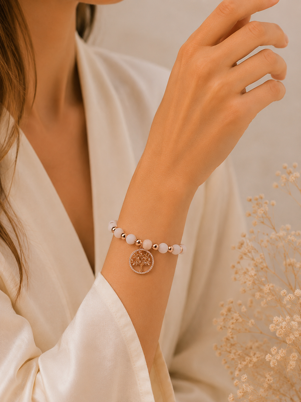 Weißes Aventurin Edelsteinarmband mit Lebensbaum-Anhänger, elegant am Handgelenk getragen.