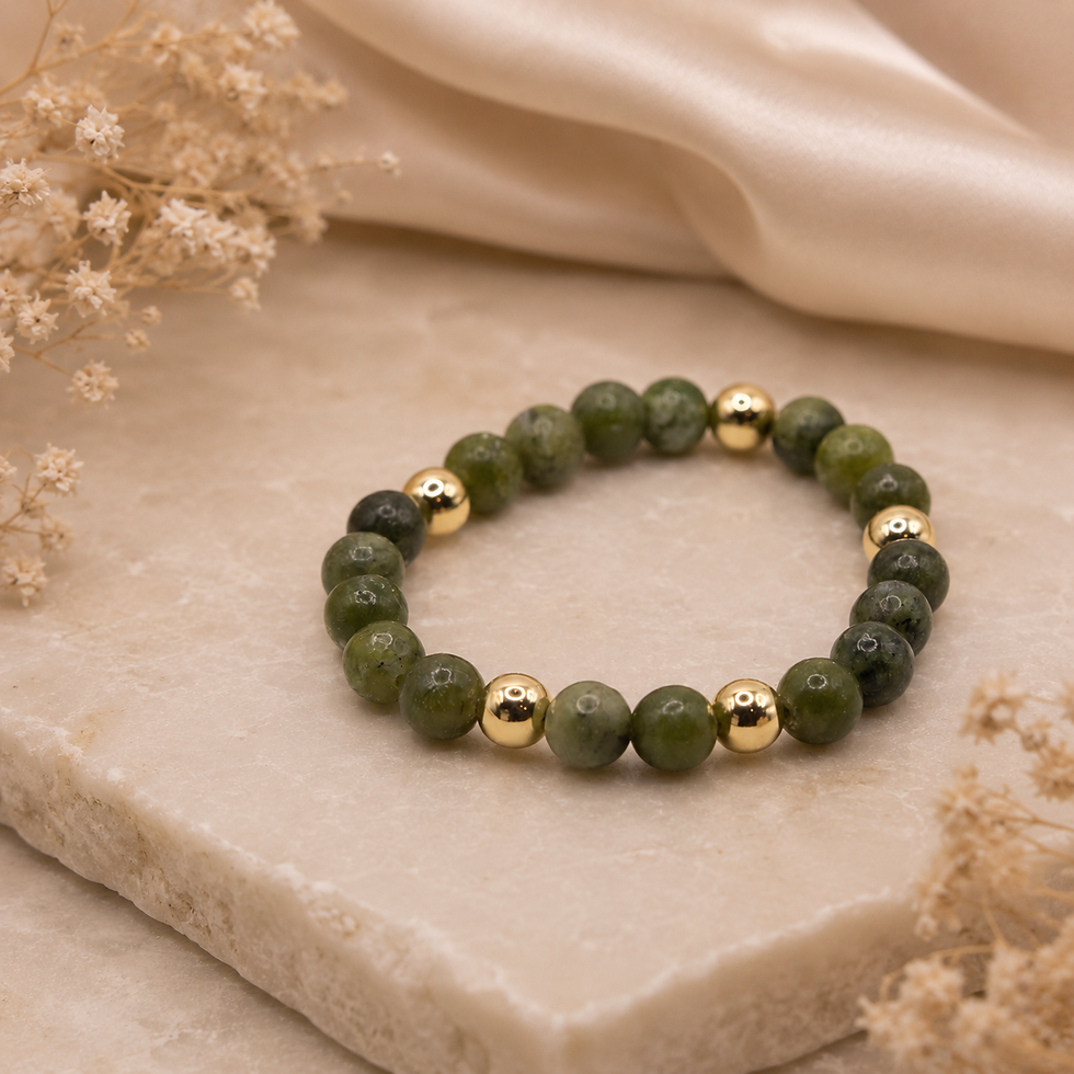 Verdant Guardian Kinder Edelsteinarmband mit natürlichen Serpentin-Perlen und 18k Gold Filled Zwischenelementen auf edlem Ste