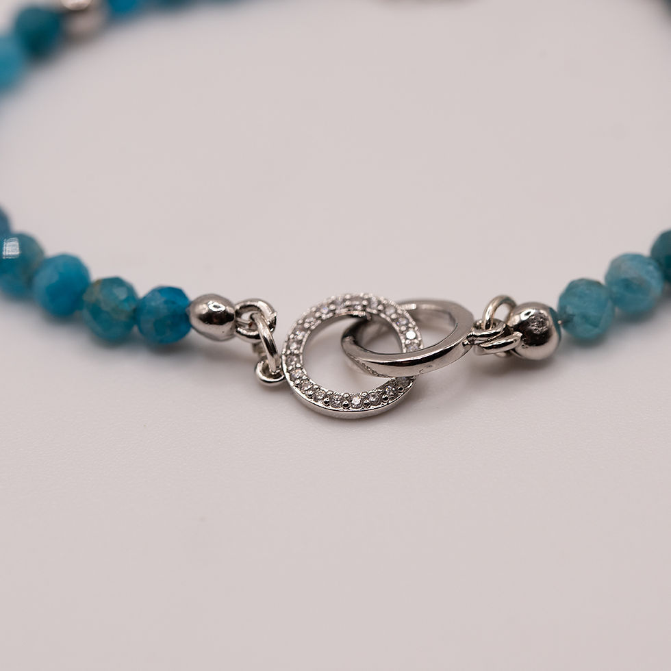 Miniaturbild: Detailaufnahme des Azure Veil Edelsteinarmbands mit blauem Apatit