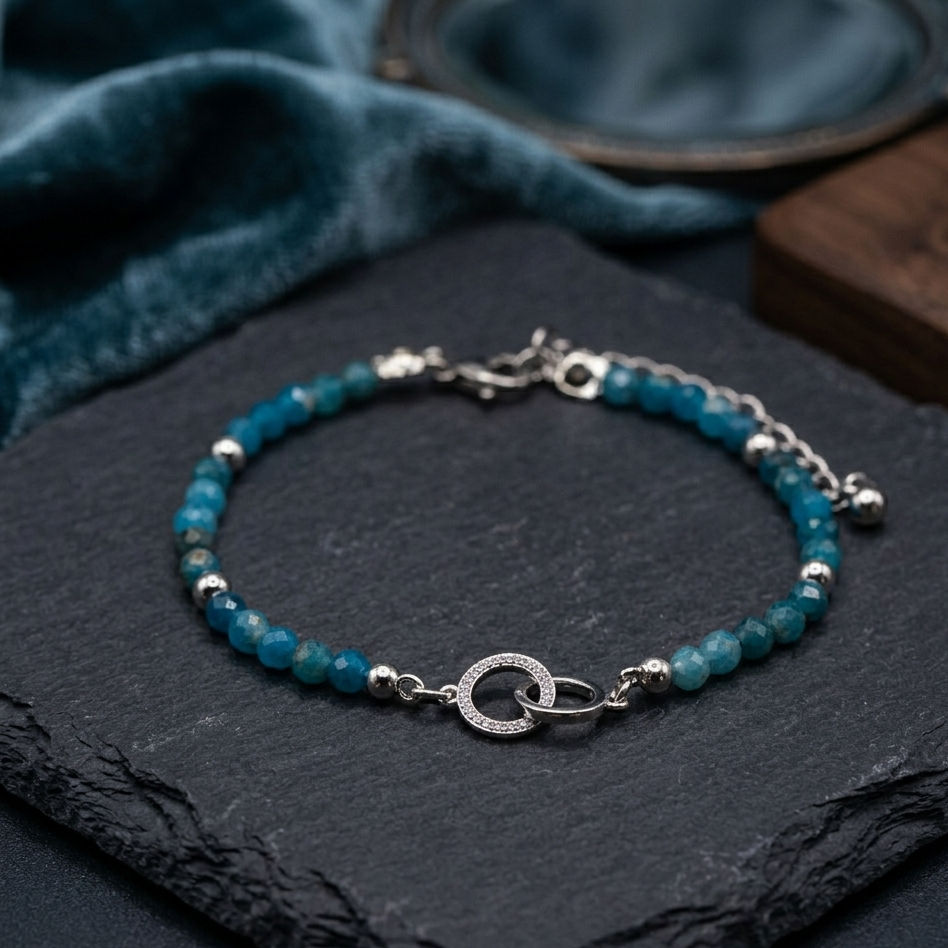 Azure Veil Edelsteinarmband mit blauem Apatit und Silberdetails