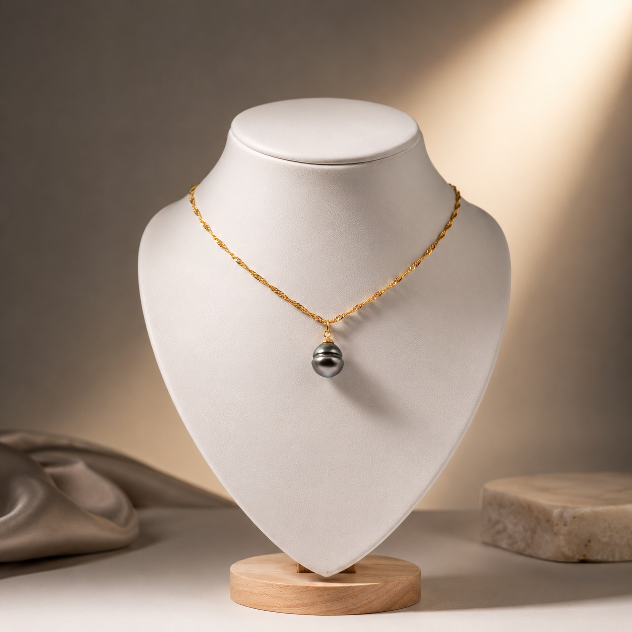 Elegante Tahitiperlen Halskette Moon of Tahiti auf Schmuckbüste mit 18k Gold Filled Kette