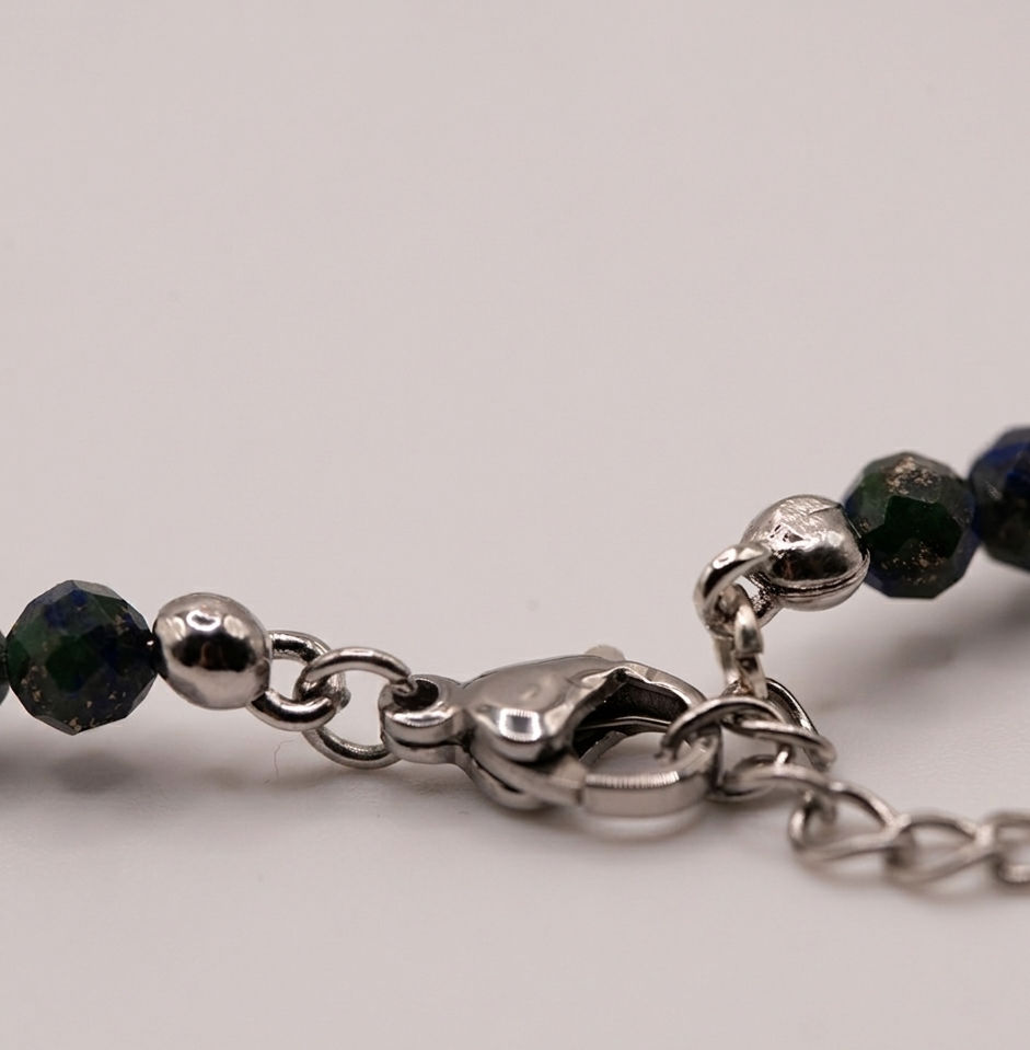 Miniaturbild: Edelstahlverschluss des Celestara Edelsteinarmbands mit Chrysokoll von Neyla Étoile