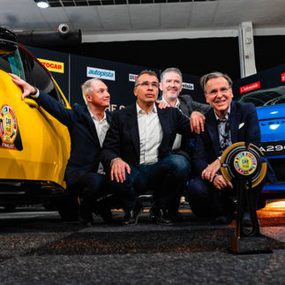 Renault 5 ist Gewinner des Car of the Year 2025. Management von Renault und Alpine.